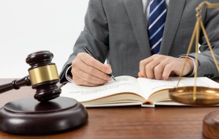 Quelles sont les étapes d’une procédure pénale, de l’enquête à la condamnation ?