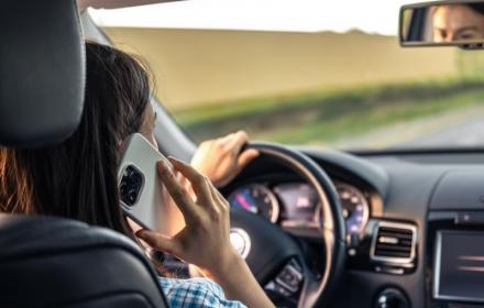 Téléphone au volant : quelles sanctions risquez-vous en Belgique en 2026 ?